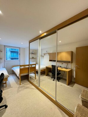 Basic Apartment | 2 bedrooms, laptop workspace, iron/ironing board, bed sheets - Contemporary 2BD Flat W/balcony Canary Wharf! (London)