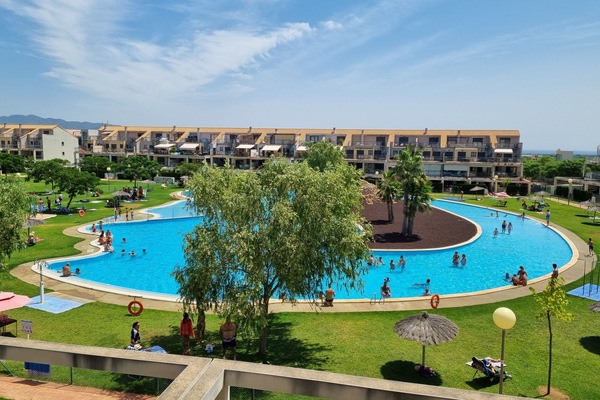 vue sur la grande piscine de la terrasse du salon