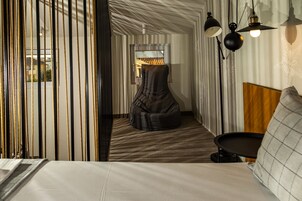 Family Apartment | Travel crib, WiFi (free), individually decorated, bed sheets