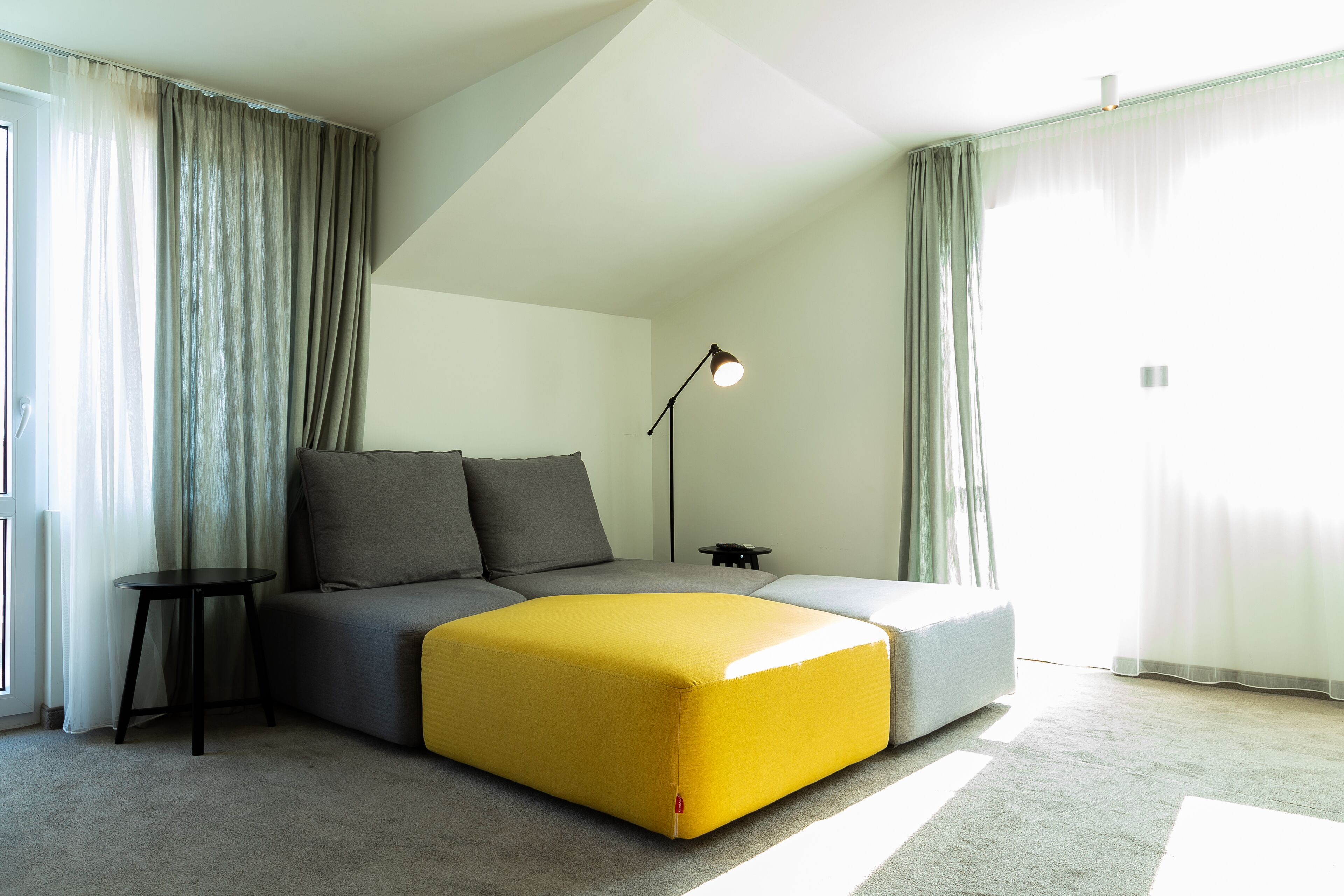 Decoración personalizada, cuna de viaje, wifi gratis y ropa de cama 