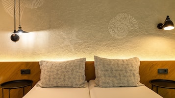 Deluxe Triple Room | 1 bedroom, individually decorated, travel cot, free WiFi