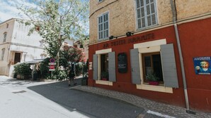 A building with a red facade and a sign that reads "LA PETITE MARINE." - CASA Farniente Appart Cocooning Provence Verte (Montfort-sur-Argens)