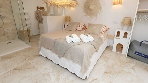 A modern bedroom with a large bed, a glass shower enclosure, and a small storage unit. - CASA Farniente Appart Cocooning Provence Verte (Montfort-sur-Argens)