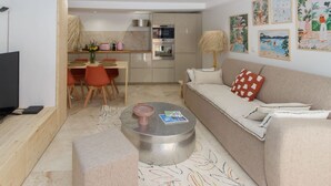 A modern living room with a sofa, coffee table, and a TV. - CASA Farniente Appart Cocooning Provence Verte (Montfort-sur-Argens)