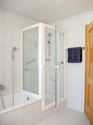 Shower, hair dryer, towels - Ferienwohnung Ostflügel für 1-3 Personen, 68 qm (Bernau am Chiemsee)