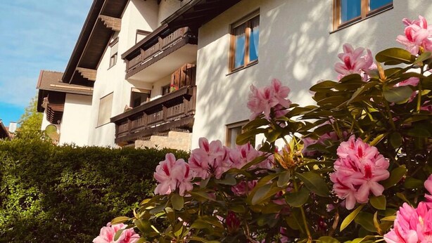 Un edificio de varios pisos con balcones y ventanas grandes.