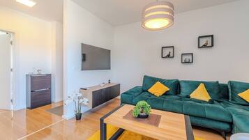 Leilighet – design | Oppholdsområde | En 100-centimeters Flatskjerm-TV med Parabol-TV