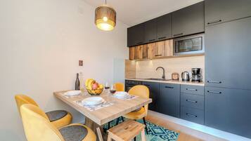 Design-Apartment | Eigene Küche | Großer Kühlschrank, Mikrowelle, Ofen, Herdplatte