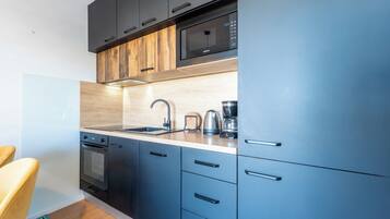 Design-Apartment | Eigene Küche | Großer Kühlschrank, Mikrowelle, Ofen, Herdplatte