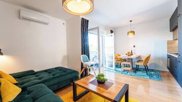 Leilighet – design | Oppholdsområde | En 100-centimeters Flatskjerm-TV med Parabol-TV