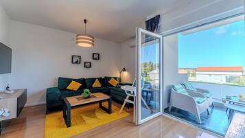 Design-Apartment | Wohnzimmer | 100-cm-Flachbildfernseher mit Satellitenempfang