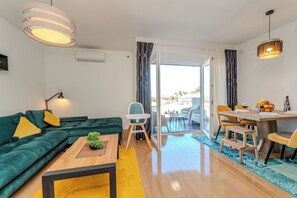 Design-Apartment | Wohnbereich | 100-cm-Flachbildfernseher mit Satellitenempfang