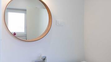Apartment (Double room) | Bathroom | Shower, towels