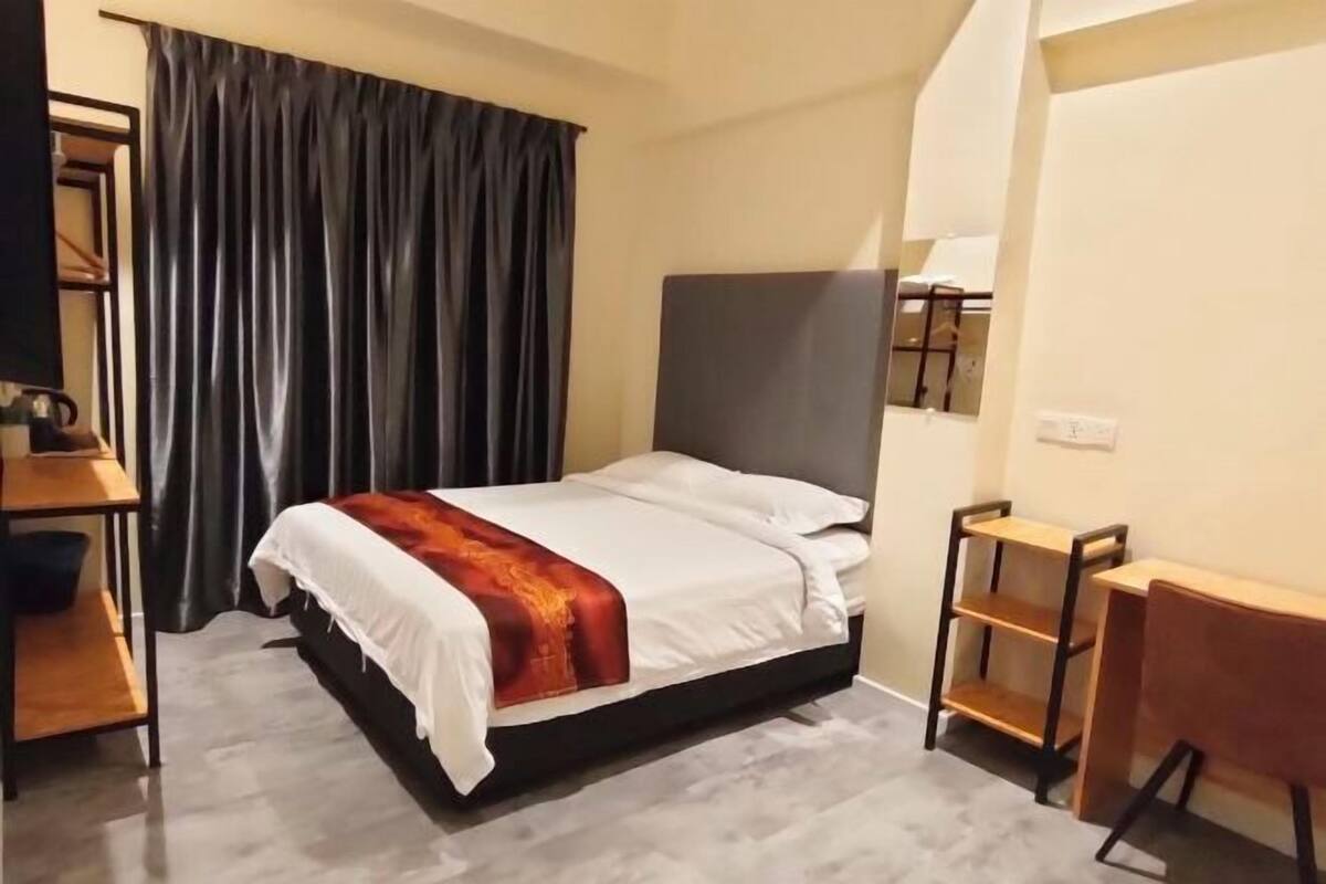 Egyptian cotton sheets, premium bedding, Select Comfort beds, desk