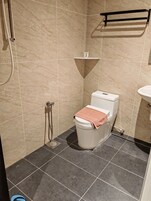 Un baño con inodoro, ducha y lavamanos.