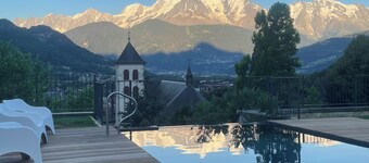 Un Étage Complet Dans une Tour Médiévale Rénovée au Cœur du Pays du Mont-blanc