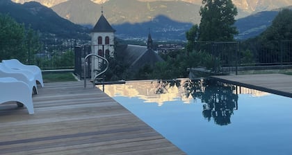 Tour médiévale rénovée avec piscine privative face au Mont-Blanc