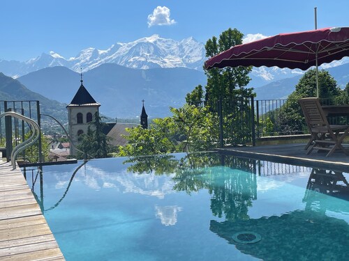 Un château face au Mont-Blanc