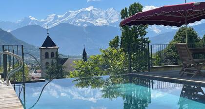 Un chĂąteau face au Mont-Blanc