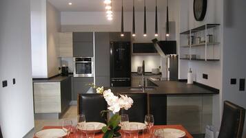 Réfrigérateur, micro-ondes, four, plaque de cuisson