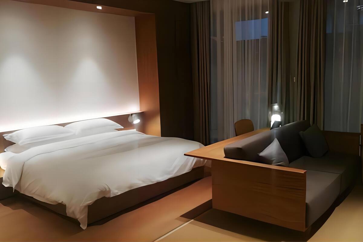 1 bedroom, down duvets, free minibar, in-room safe