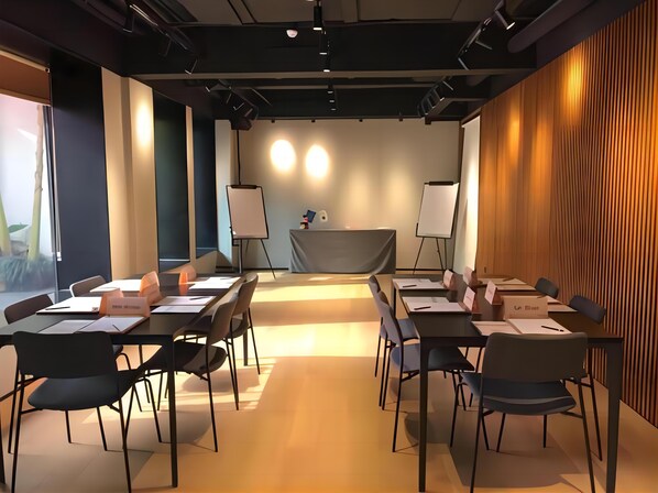 Meeting facility