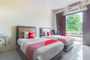 Desk, free WiFi, bed sheets - OYO Life 3365 Griya Nusantara Syariah (Bandar Lampung)