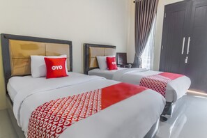 Desk, free WiFi, bed sheets - OYO Life 3365 Griya Nusantara Syariah (Bandar Lampung)