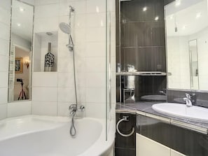 Séchoir à cheveux, serviettes fournies, savon, papier de toilette