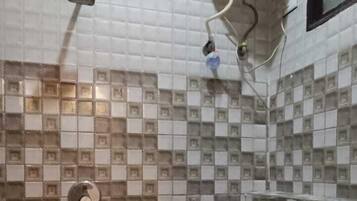 Doppia Deluxe | Bagno | Doccia, pantofole, asciugamani, sapone