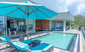 Außenpool, Sonnenschirme, Liegestühle