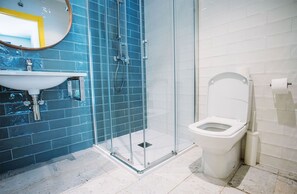 Shower, hair dryer, towels, soap - Apartamento a 2 Minutos de la Playa (San Vicente de la Barquera)