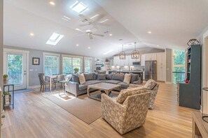 Fernseher, Tischtennisplatte