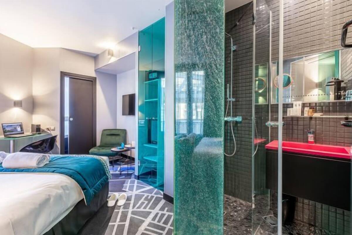 Minibar, laptop workspace, WiFi (free), bed sheets