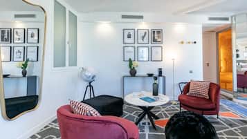 Prestige Suite - Eiffel View | Área de sala de estar | Televisión