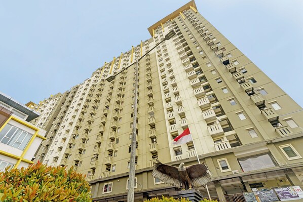 Front of property - OYO Life 92993 Apartement Gateway Cicadas By Mgm Property (Bandung)