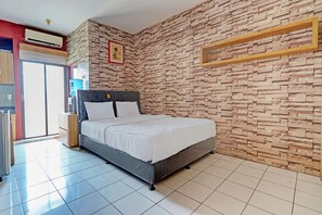 Desk, free WiFi, bed sheets - OYO Life 92993 Apartement Gateway Cicadas By Mgm Property (Bandung)