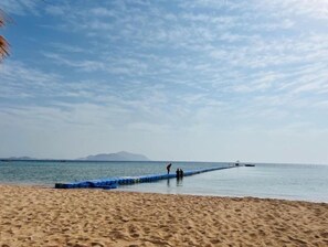 Tæt på stranden, liggestole, badehåndklæder