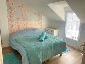 5 soverom, skrivebord, strykejern/-brett og reiseseng for barn