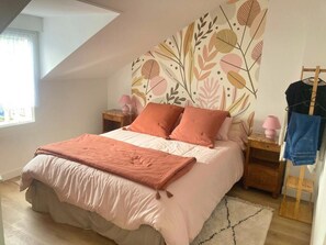 5 bedrooms, desk, iron/ironing board, travel cot