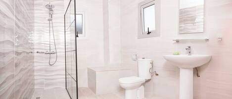 Deluxe Apartment, 1 Bedroom, Non Smoking, Balcony | Bathroom | Towels