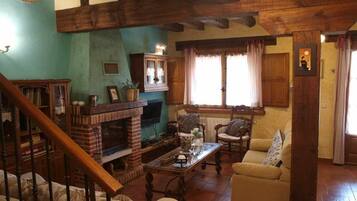 Una chimenea, libros