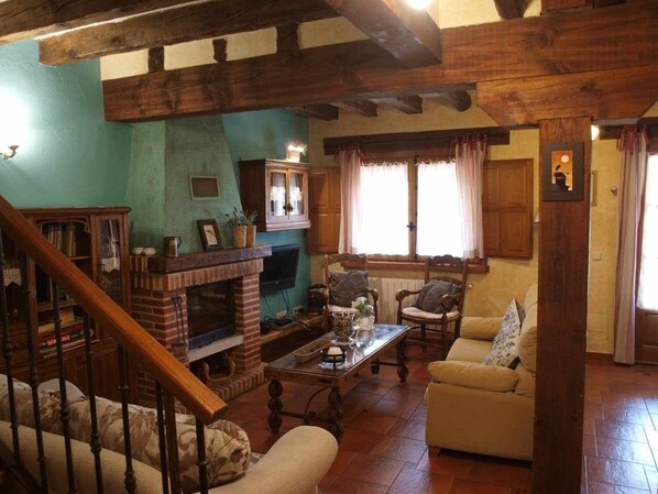 Smart TV, fireplace, books, stereo