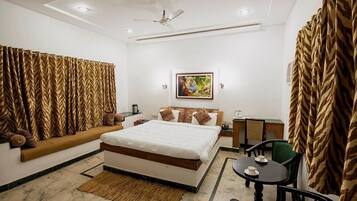 Deluxe Room | Desk, free WiFi