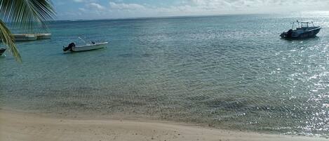 Chaises longues, serviettes de plage