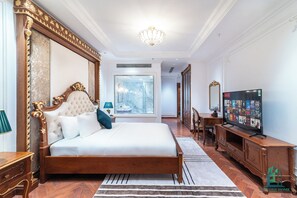 Premium bedding, minibar, desk, laptop workspace - Victoria Suites Westlake Hanoi (Hanoi)
