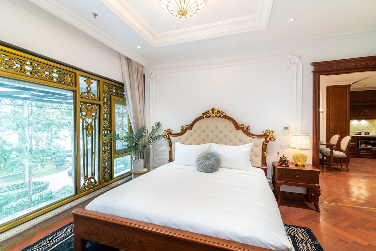 Deluxe Apartment | Premium bedding, minibar, desk, soundproofing