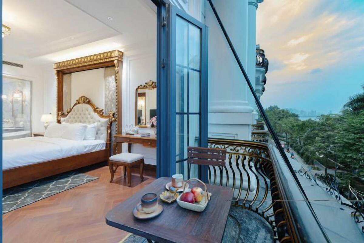 Premium bedding, minibar, desk, laptop workspace