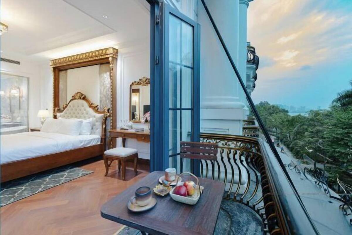 Premium bedding, minibar, desk, laptop workspace