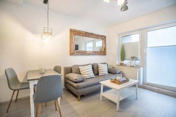 Living area - Apartment with balcony and WLAN (Dornumersiel)